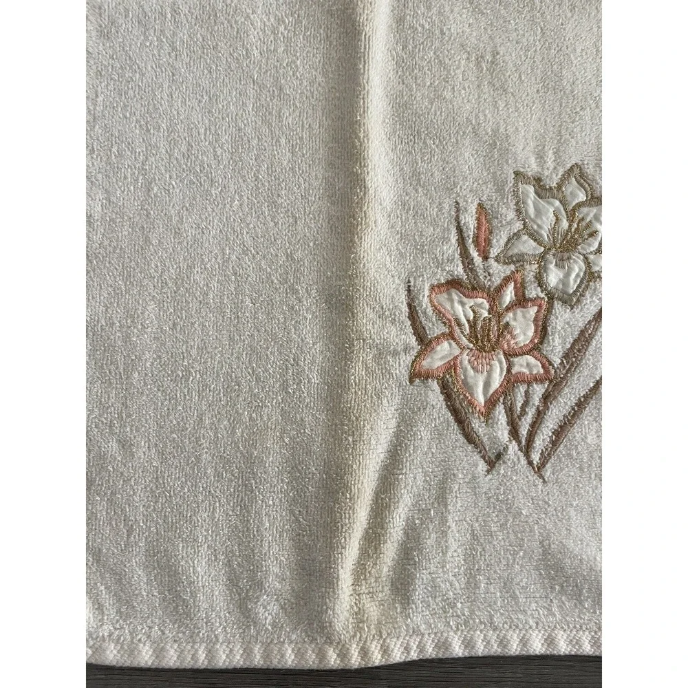 Set of 2 Vintage Cream Color Embroidered Applique Flowers‎ Hand Towels